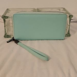 NWOT New Bveyzi RFID Blocking Wristlet/Wallet